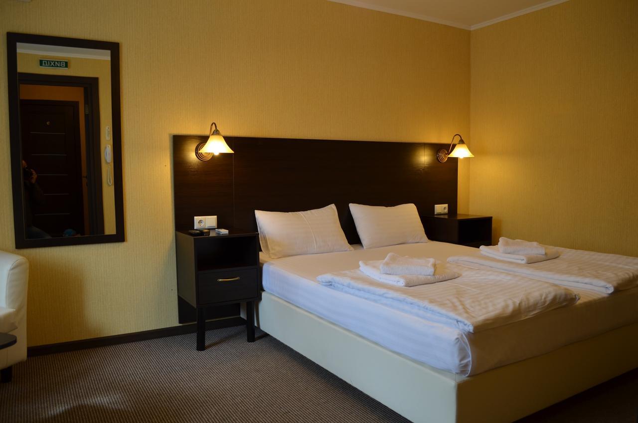 Transit Hotel Дяківці Екстер'єр фото